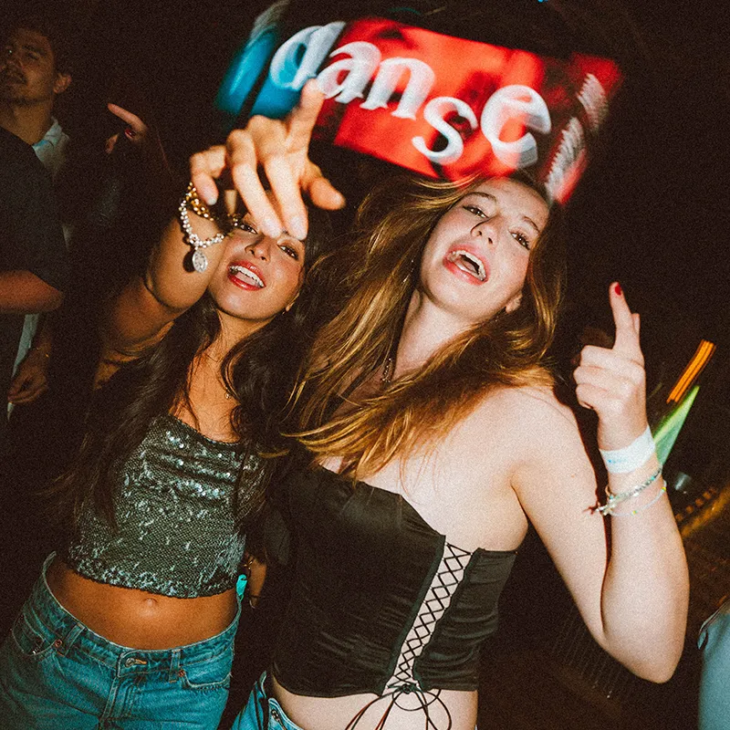 Two girls dancing DanSe Lust in Rio